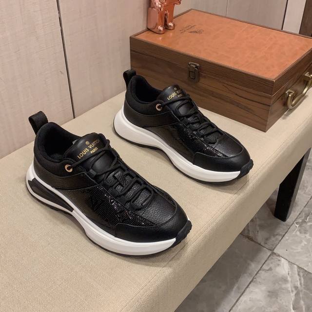 新款: 厂价: Lv* 最新爆款休闲鞋，顶端品牌奢侈～代购，顶级～质量 鞋面選用进口透气牛皮搭配材质透气羊皮里 精细做工 原版个性时尚柔软橡膠耐磨防滑大底，上脚