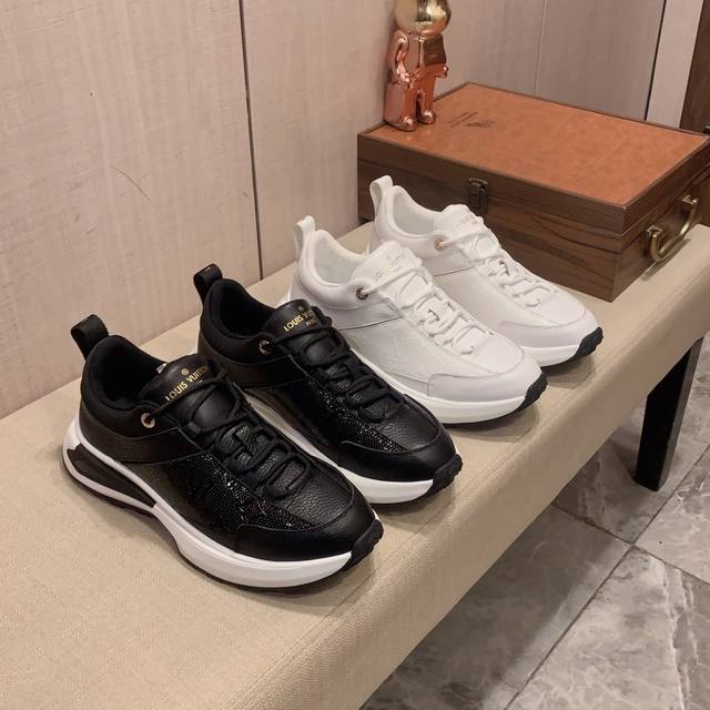 新款: 厂价: Lv* 最新爆款休闲鞋，顶端品牌奢侈～代购，顶级～质量 鞋面選用进口透气牛皮搭配材质透气羊皮里 精细做工 原版个性时尚柔软橡膠耐磨防滑大底，上脚