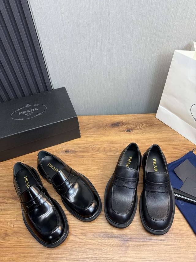 工厂价普拉达.Ｐｒａｄａ官网同步新品男士休闲皮鞋，采用进口开边珠牛皮设计，质感超强，内里顶级进口水染小牛里，原版进口发泡大底！38-45 38，45，定做
