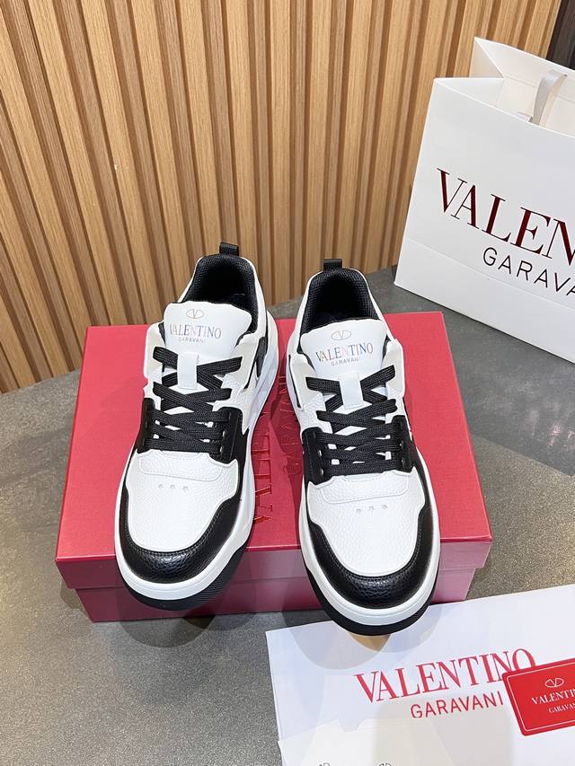 工厂价： 华伦天奴 情侣款休闲运动鞋系列Valentino 2024新款情侣运动鞋 火爆发售. 原版zp入购拆解. 反复打版调改. 力要一比一还原！顶级奢华力作