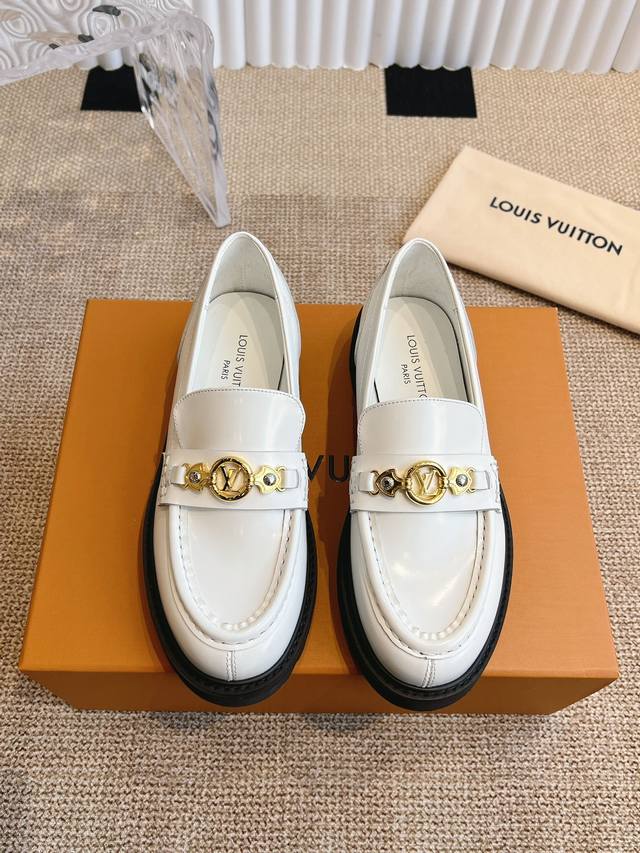 Louis Vuitton Distric乐福鞋本款 Distric 乐福鞋以双色镜面牛皮革裁出轻盈舒适鞋身 厚实 Eva外底点缀醒目凸纹，亦刚亦柔的潮流姿态成
