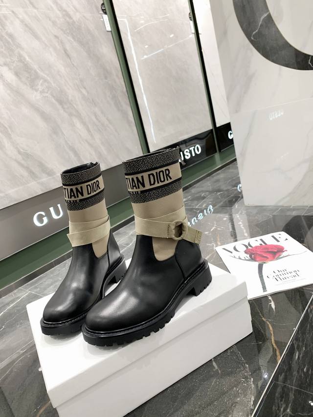 2024年dior 迪奥秋冬最新走秀款 原版 1：1，这一季的品牌时装秀，靴子方面，最大的亮点就是这款靴子 拼色的设计独特兼百搭独家开模，3Cm的跟高，上脚美爆