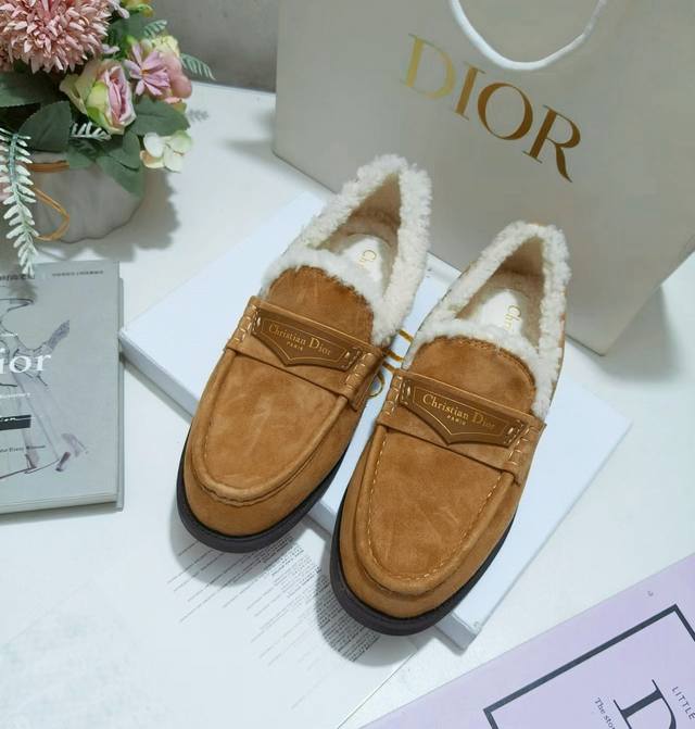 出厂价迪奥 Dior 2024秋冬新款 D-Acts魔术贴厚底休闲女鞋 Cd字母logo五金扣露趾毛毛鞋 明星同款平底圆头沙滩鞋 市场顶级版本材质：鞋面进口皮毛