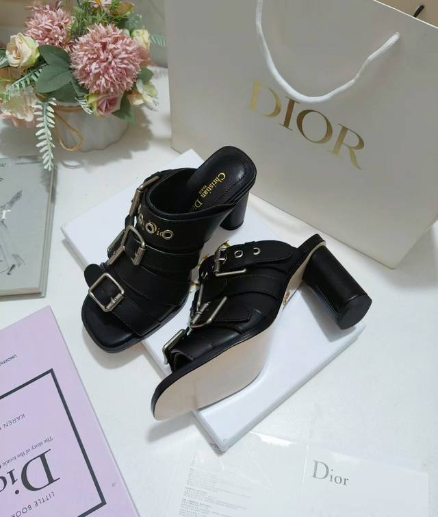 出厂价皮底 ，橡胶280Sun 凉鞋春季季成衣系列的新款单品，来自 Dioriviera 限定系列，兼具高订风格和休闲气质 不对称白色牛皮革鞋面搭配可调节的扣带