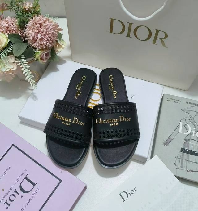 出厂价皮底 ，橡胶Sun 拖鞋春季成衣系列的新款单品，来自 Dioriviera 限定系列，兼具高订风格和休闲气质 不对称白色牛皮革鞋面搭配可调节的扣带，突显脚