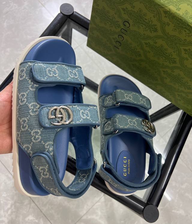 Gucci早春系列新款gg金典鞋 采用印花牛仔双色针织牛仔布面料 全手工工艺 搭配五金gg扣 鞋面魔术粘带设计 平底拖鞋沙滩鞋防滑耐磨防滑原版大底，35-42码