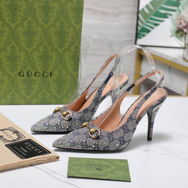 2024专柜同步春夏新款烫钻系列+压纹系列Gucci 24S春夏新品双g钻链扣后带凉鞋高跟Guccⅰ 经典女鞋:原版一比一开发，精心调制的鞋楦，面料采用原版质感
