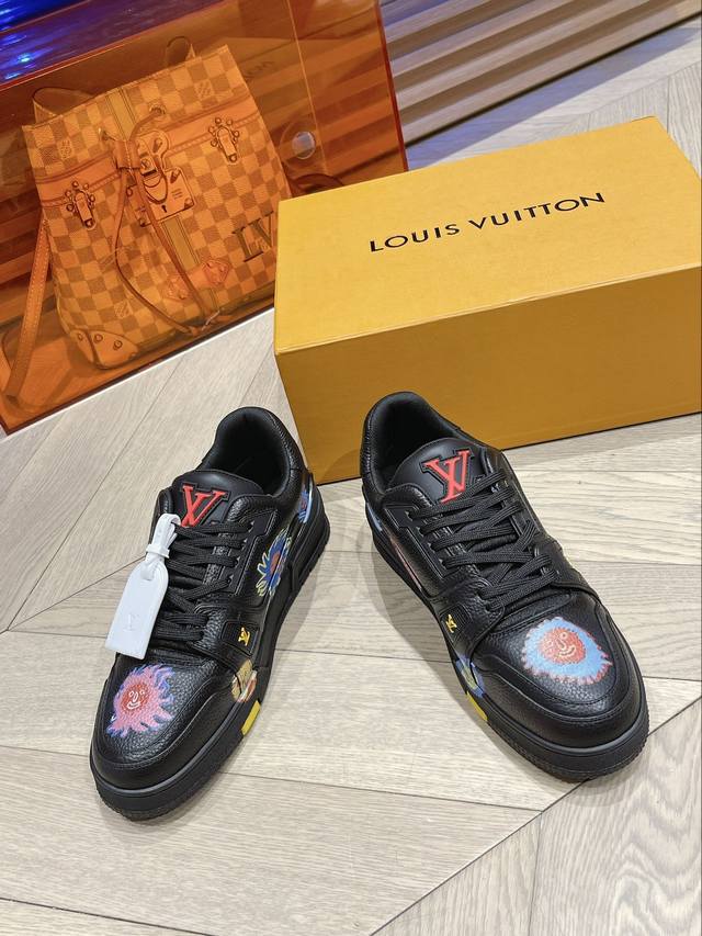 涂鸦款 批最新情侣系列louis Vuitton 路易威登 Trainer Sneaker 时尚百搭低帮休闲板鞋 男女同款顶级版本 全新压印工艺 拼色涂鸦系列