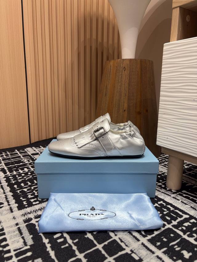半拖 -单鞋 -25Ss春夏新款prada流苏复古乐福鞋 半拖鞋这款鞋履着意呈现经典与复古格调，兼具阳刚气质与柔美风情，形成二元对比，彰显prada系列的标志性