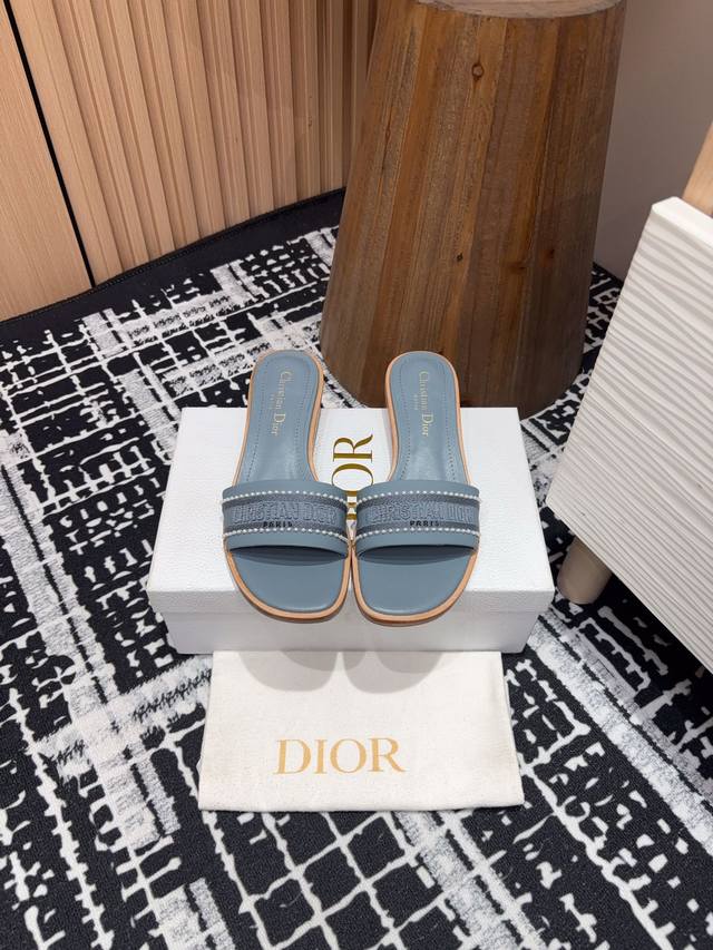 粗跟 -25Ss春夏新款dior D-Lane 凉拖圆柱粗跟一字珍珠刺绣拖鞋这款 D-Lane 凉拖彰显经典风格 牛皮革鞋面，展示珍珠装饰，饰以刺绣christ