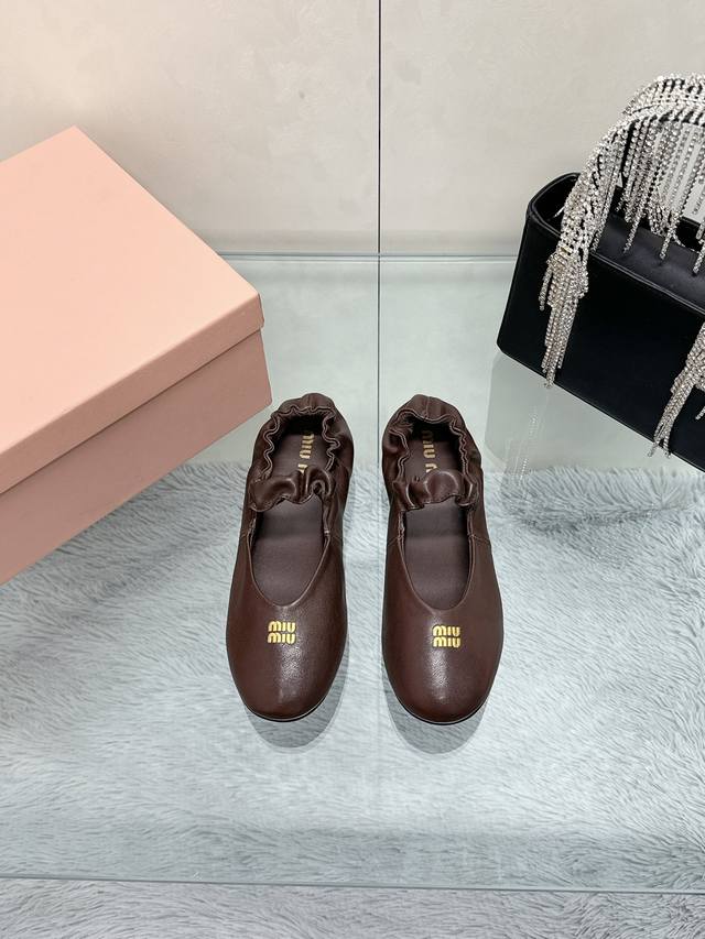 工厂价：Miu Miu 缪缪 25Ss 春夏季新款 芭蕾舞鞋 缪家以芭蕾的灵动意韵融于日常. 以现代笔触刻画舞鞋经典轮廓！超软的绵羊皮质款芭蕾舞鞋.从经典日式鞋