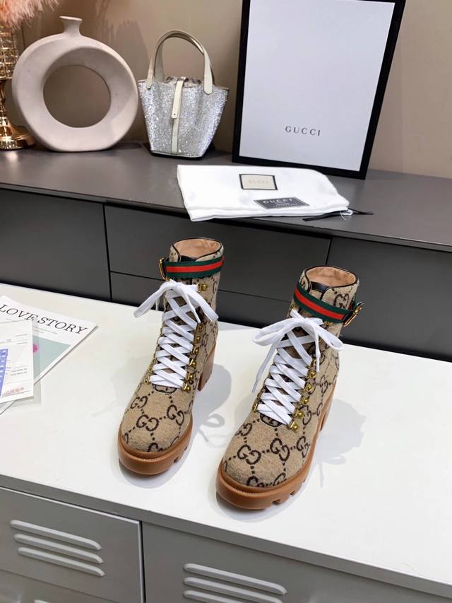 出厂价： 元 彩色大底 新版古奇gucci 热卖7寸靴 新款gg花呢材质的粗跟踝靴 非常好搭配网红都纷纷上脚引领最新时尚潮流 跟高6Cm 内里：进口头层猪皮垫脚