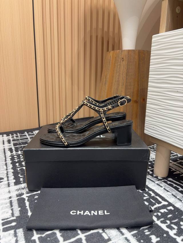 25Ss春夏新款chanel小香爱心链条凉鞋 平底 粗跟 高跟最新火爆凉拖鞋，上脚太好看了超级好看，精致高级手工坊工艺，垫脚采用羊皮菱格工艺，鞋面造型饰爱心扣和