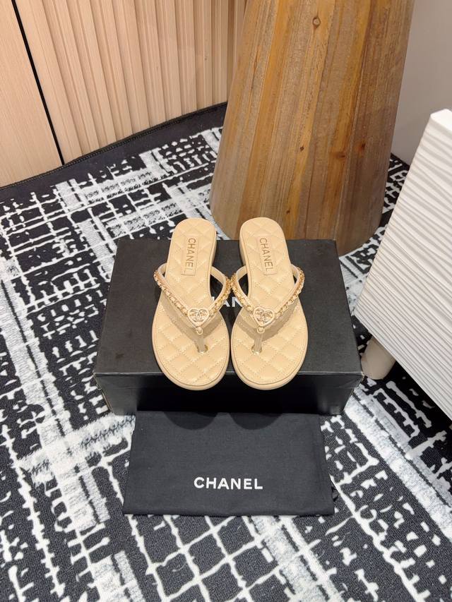 25Ss春夏新款chanel小香爱心链条人字夹脚凉拖鞋人字拖孩就是夏天的标配 经典的人字拖居然能做到这么好看 香奶奶的穿皮链条果然很不一般！就有这种慵懒又富贵的