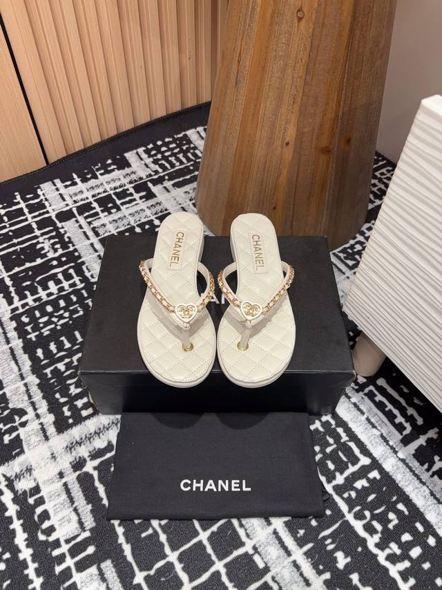 25Ss春夏新款chanel小香爱心链条人字夹脚凉拖鞋人字拖孩就是夏天的标配 经典的人字拖居然能做到这么好看 香奶奶的穿皮链条果然很不一般！就有这种慵懒又富贵的