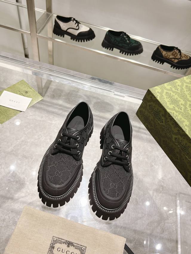 女款p 男款pGucci官网春季男女同款系带鞋Gucci 的愿景继续凸显品牌传统的珍贵本质 这双男士系带鞋采用 Guccio Gucci 字母组合图案的超大版型