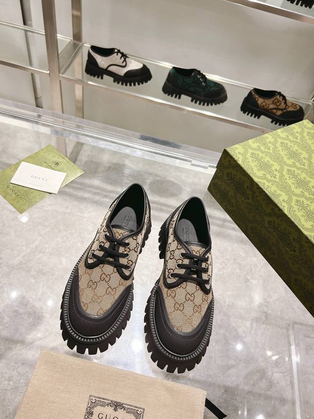 女款p 男款pGucci官网春季男女同款系带鞋Gucci 的愿景继续凸显品牌传统的珍贵本质 这双男士系带鞋采用 Guccio Gucci 字母组合图案的超大版型