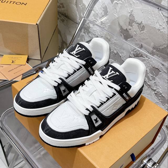 情侣码#顶级代购版本 Lv Trainer 情侣限定系列休闲运动篮球鞋颜值担当 上脚帅炸，每个颜色都是巨巨巨好看！潮人必备单品原版订制压纹粒面小牛皮 非市面超纤