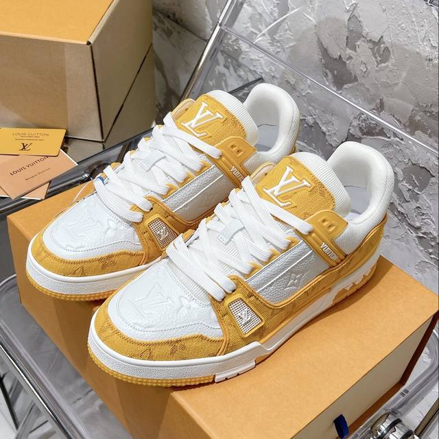 情侣码#顶级代购版本 Lv Trainer 情侣限定系列休闲运动篮球鞋颜值担当 上脚帅炸，每个颜色都是巨巨巨好看！潮人必备单品原版订制压纹粒面小牛皮 非市面超纤