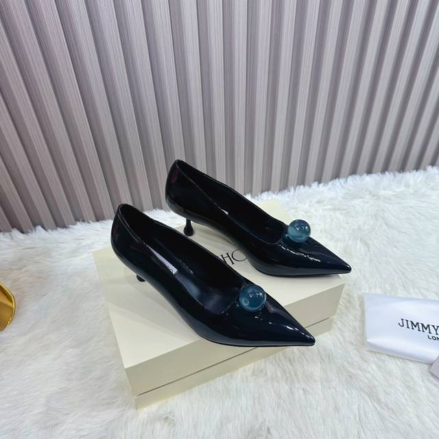 出厂Jimmy Choo 吉米周是一个非常全面之尊贵时尚生活品牌， 香港,美国等大时尚博主及明星的同款表带女士高跟，中跟，平跟后空凉鞋系列澳大利亚尖头 圆头，方