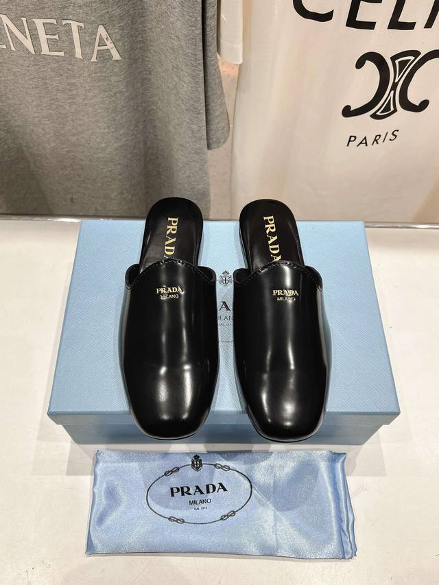 高版本出厂Prada*普拉达2025Ss春夏专柜新品 复古平底半包拖鞋半托～帅气百搭，时尚感满满！上脚超级舒适，非常好驾驭一款鞋子 Hk原版购入，1:1完美复刻