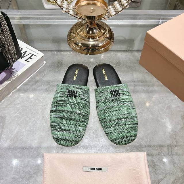 出厂 顶级版本代购级miumiu25早春新款毛线编织包头拖鞋各路博主着用全新一季做旧系列上脚尤为惊艳到你的一款闭眼入都是不会后悔 搭配还是可咸可甜 Zp开发鞋型