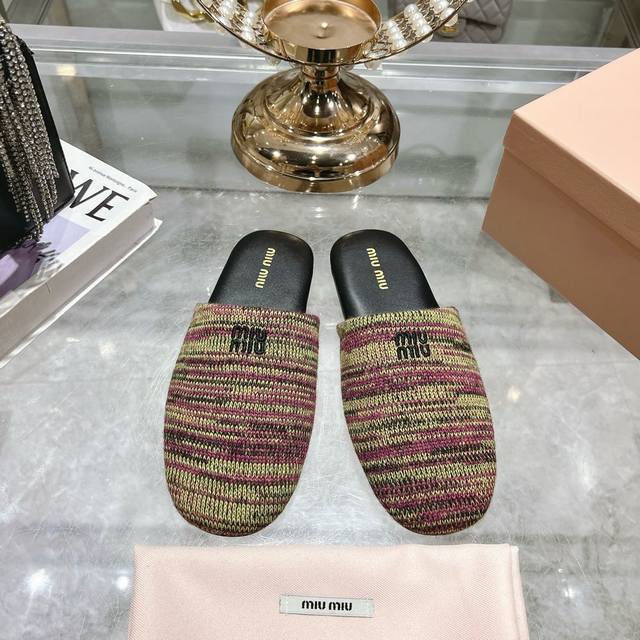 出厂 顶级版本代购级miumiu25早春新款毛线编织包头拖鞋各路博主着用全新一季做旧系列上脚尤为惊艳到你的一款闭眼入都是不会后悔 搭配还是可咸可甜 Zp开发鞋型