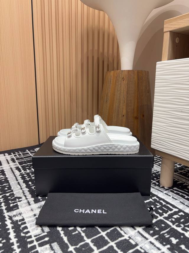 24Ss新款chanel小香三带魔术贴凉鞋沙滩凉拖鞋混搭风格的单品继续彰显品牌的设计理念 这双凉鞋从体育界汲取丰富灵感，采用厚底和魔术粘带设计，彰显别具一格的个