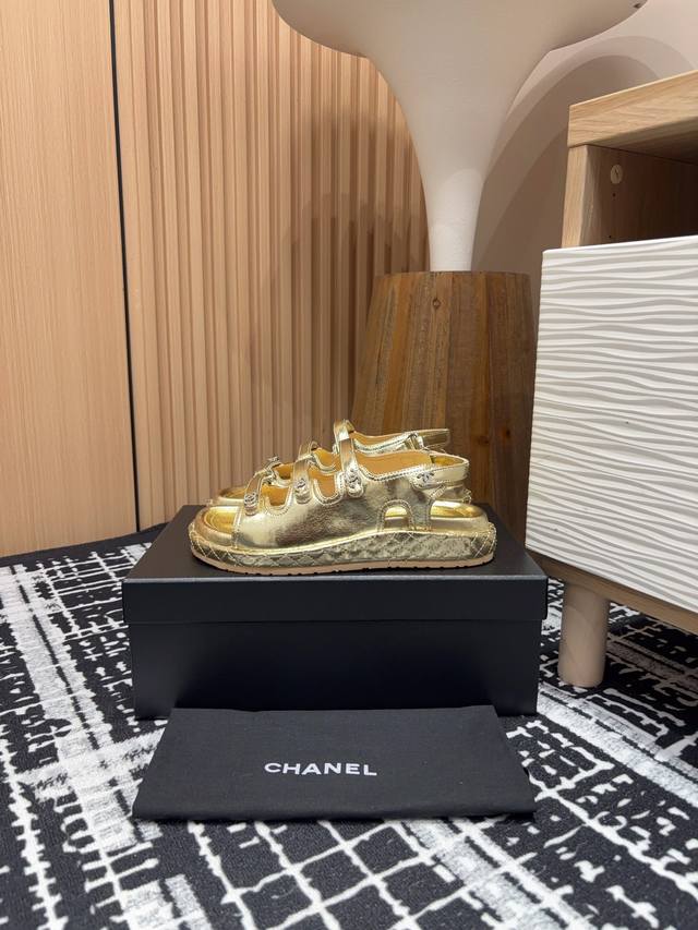 24Ss新款chanel小香三带魔术贴凉鞋沙滩凉拖鞋混搭风格的单品继续彰显品牌的设计理念 这双凉鞋从体育界汲取丰富灵感，采用厚底和魔术粘带设计，彰显别具一格的个