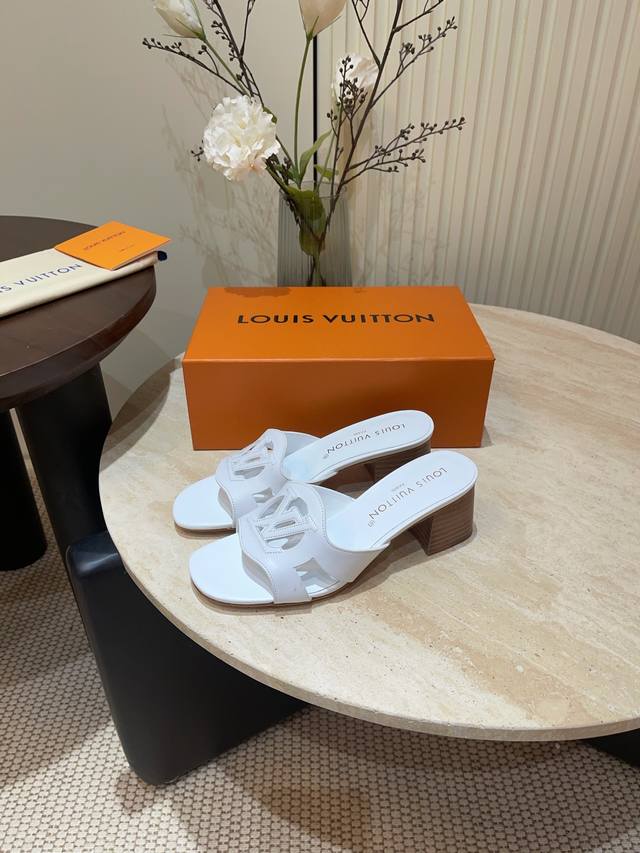 压花10顶级品质Loui* Vuitte** 新款lv镂空拖鞋以柔软牛皮革演绎历久弥新的优雅设计，再以镂空品牌标识树立辨识度，搭配平稳方跟和耐磨皮革外底鞋面：原