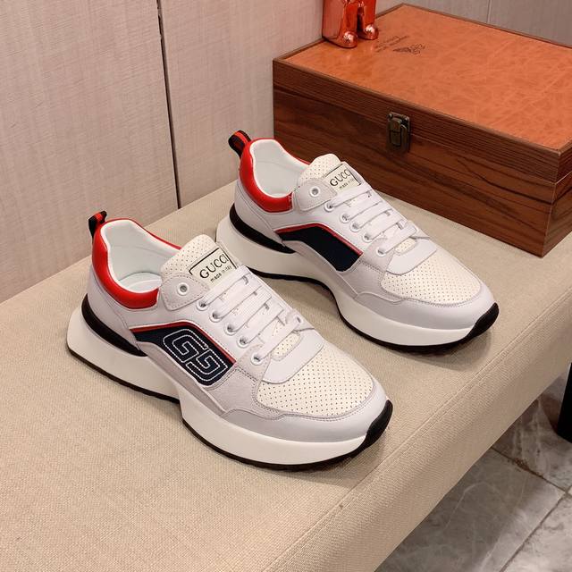 新款: 厂价: 古奇gucci* 最新爆款休闲鞋，顶端品牌奢侈～代购，顶级～质量 鞋面選用进口透气牛皮搭配材质透气羊皮垫脚 精细做工 原版个性时尚柔软橡膠耐磨防