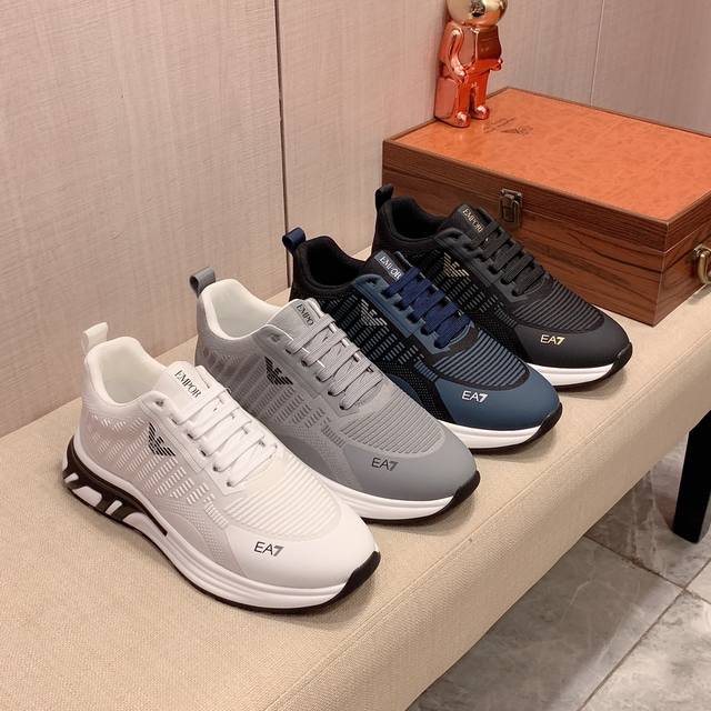 新款: 厂价: 阿玛尼armani* 最新爆款休闲鞋，顶端品牌奢侈～代购，顶级～质量 鞋面選用进口透气织网搭配材质透气羊皮垫脚 精细做工 原版个性时尚柔软橡膠耐