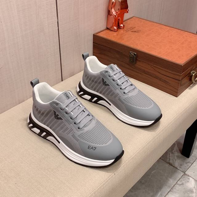 新款: 厂价: 阿玛尼armani* 最新爆款休闲鞋，顶端品牌奢侈～代购，顶级～质量 鞋面選用进口透气织网搭配材质透气羊皮垫脚 精细做工 原版个性时尚柔软橡膠耐