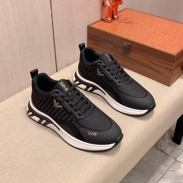 新款: 厂价: 阿玛尼armani* 最新爆款休闲鞋，顶端品牌奢侈～代购，顶级～质量 鞋面選用进口透气织网搭配材质透气羊皮垫脚 精细做工 原版个性时尚柔软橡膠耐
