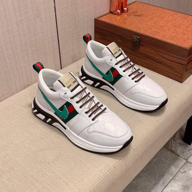 新款: 厂价: 古奇gucci* 最新爆款休闲鞋，顶端品牌奢侈～代购，顶级～质量 鞋面選用进口透气牛皮搭配材质透气羊皮垫脚 精细做工 原版个性时尚柔软橡膠耐磨防