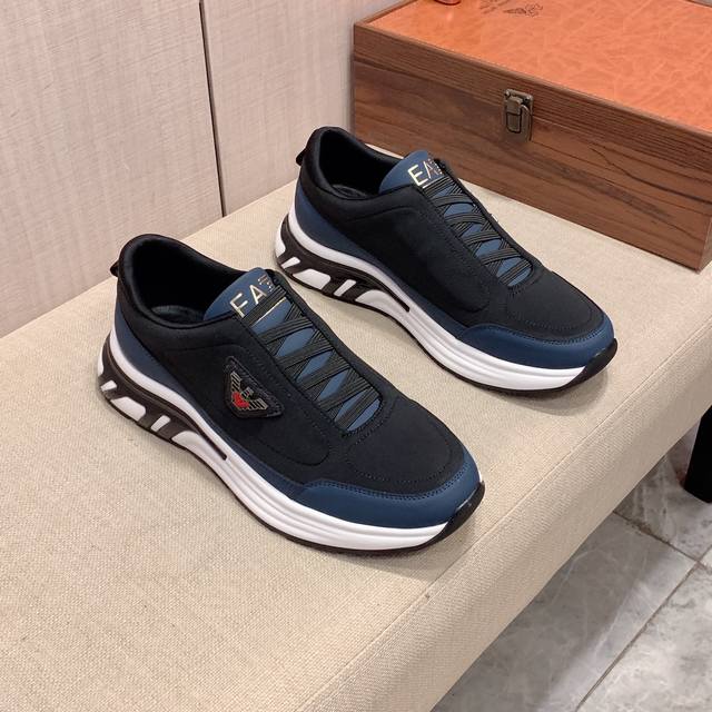 新款: 厂价: 阿玛尼armani* 最新爆款休闲鞋，顶端品牌奢侈～代购，顶级～质量 鞋面選用进口透气牛皮搭配材质透气羊皮垫脚 精细做工 原版个性时尚柔软橡膠耐