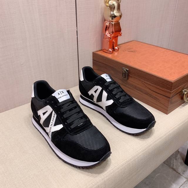 新款: 厂价: 阿玛尼armani* 最新爆款休闲鞋，顶端品牌奢侈～代购，顶级～质量 鞋面選用进口透气牛皮搭配材质透气羊皮垫脚 精细做工 原版个性时尚柔软橡膠耐