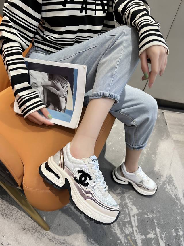 出厂价 Chanel 香奈儿早春度假系列 最新款休闲运动鞋 银白，金白，银灰，黑红！无敌漂亮又好穿 非常轻便，内里也是超级软，超级舒服，鞋面透气设计，配色高级耐