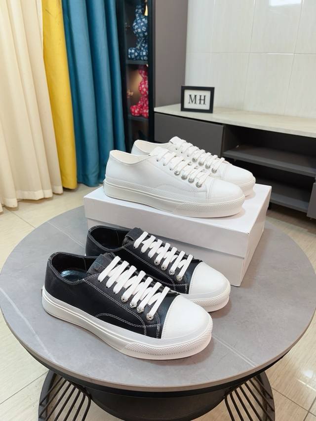 出厂价 Givenchy 纪梵希低帮休闲鞋，采用白色小牛皮革等材质，鞋面饰有品牌织带装饰，鞋舌品牌五金logo装饰，立体复合式拼接缝合！内里小牛皮 舒适度高！S