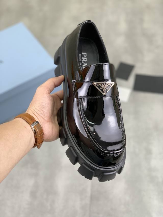 工厂价 实价 水染牛里 原单品质prada .普拉达 原单代购、高端商务皮鞋、面料：采用意大利进口开边珠牛皮料水染牛里 牛皮里特供原版大底、做工精细、实物拍摄s