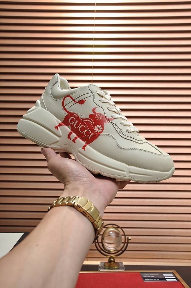 出厂价 Gucci 情侣款 最高版本古奇爆款老爹鞋 专柜同步发售 ，，鞋面采用进口牛皮，舒适羊皮内里，脚感一级棒，原版轻便减震加厚发泡大底，简约拼色，百搭帅气，