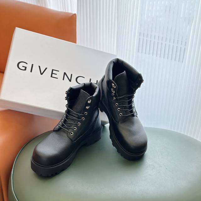 Givenchy Show 男士短靴做旧效果绒面皮革短靴Show系列舒适加衬鞋口金色饰面金属钩眼扣鞋舌压印givenchy Logo，鞋底后跟饰以givench