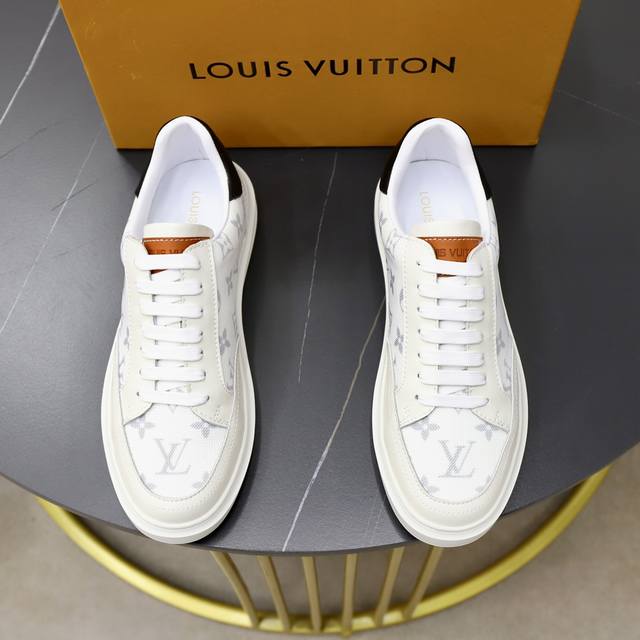 品牌：Lv路易威登标准码：38 44 45定制等级：官网同款材料：原版进口牛皮拼接品牌布匹面料 羊皮内里 轻便耐磨柔软大底款式类别：男士时尚休闲鞋 尊贵奢侈品大