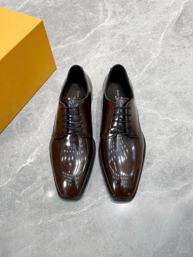 元louis Vuitton Lv 男士经典牛津鞋男士商务正装皮鞋，原版开模，1比1复刻，专为贵族打造全鞋采用进口意大利牛皮材料，精挑细选，毛孔细腻，富有光泽，