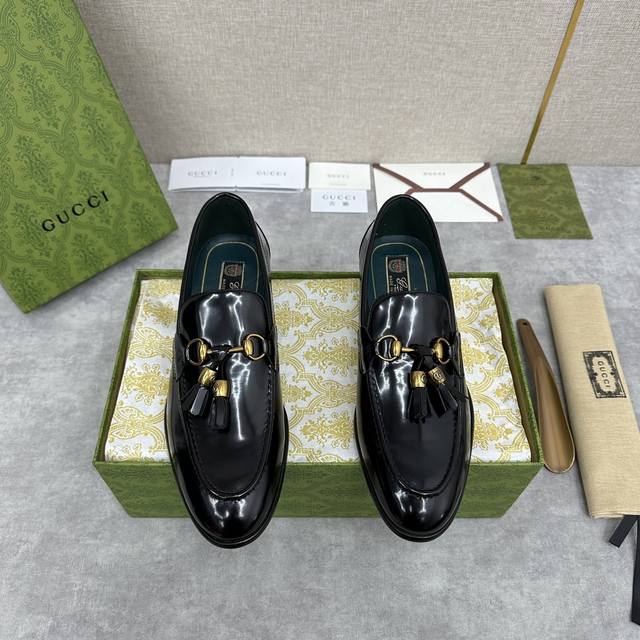 G家新品 Gucc* 古～ Jordaan系列男士马衔扣流苏乐福鞋皮鞋 官方售价rmb,900 采用进口开边珠亮皮 平纹牛皮 高丝光磨砂牛皮打造制成 饰以品牌标