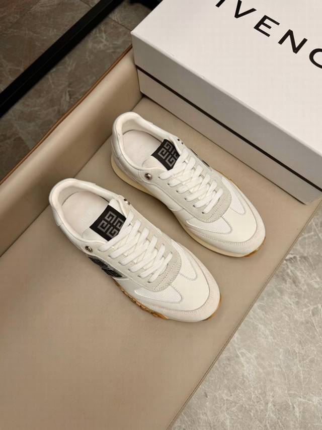 Givench*新款超酷时尚男士休闲运动鞋鞋面层压细节，鞋舌点缀logo细节，橡胶鞋底装饰防滑铆钉模塑细节～采用多材质拼接设计，造型设计时尚大气 高档精品！码数