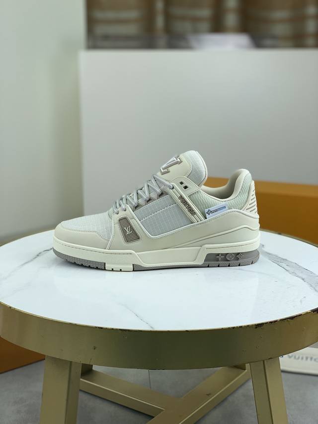 工厂价 顶级版本 Louis Vuitton 专柜系列 原单 新款lv路易威登 顶级版本 Lv经典高帮潮鞋！选用进口原版小牛皮 水染牛皮内里.原版耐磨轻便高端t