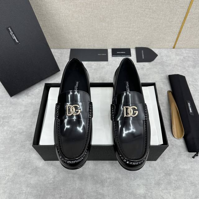 D&G Ariosto系列便鞋 官方售价 Rmb ,900 男士乐福鞋皮鞋 风格优雅考究，鞋面横带饰点缀 D-G 交叉造型徽标 简约配饰，甄选小牛皮 开边珠亮皮