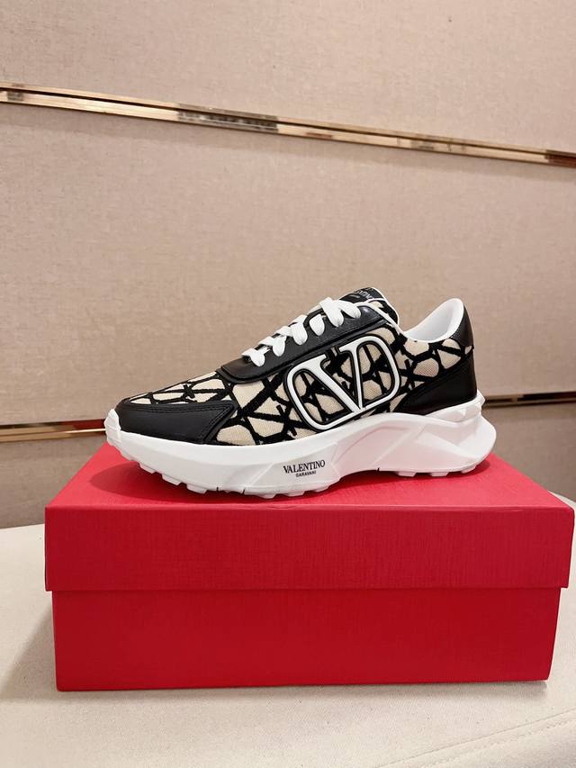 工厂价: Valentl华伦天奴 顶尖工艺华伦天奴，时尚休闲运动款，多元素拼色！纯正高品质可1：1比较！面料：原版小牛皮 再生尼龙！内里：小羊皮附垫！质感、舒适