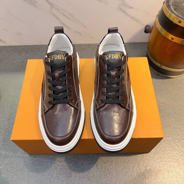 Gucci 古奇2024经典款gucci男士时尚简约大方纯色鞋系列休闲便鞋！官网1：1打造 抢先上市，材料做工完胜市场所有版本 最高品质出货头层牛皮配进口原版材